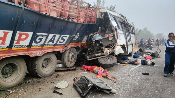 ఘోర ప్రమాదంం బస్సు, సిలిండర్ల ట్రక్కు ఢీకొనడంతో 16 మంది మృతి, మరో 26 మందికి గాయాలు