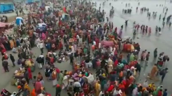 కరోనా టెన్షన్: బెంగాల్‌లో గంగా సాగర్ మేళా.. లక్షలాదిగా తరలివస్తోన్న జనం