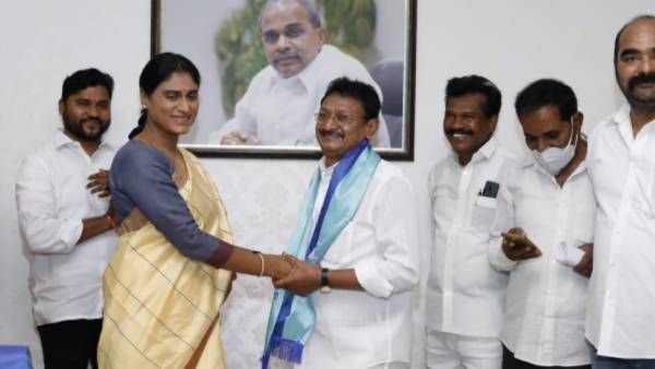 వైఎస్ఆర్టీపీలో చేరిన టీఆర్ఎస్ కీలక నేత: చేరికలకు గేట్లెత్తిన షర్మిల: ఆ జిల్లాలో బలం