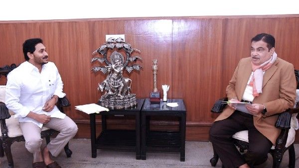 గడ్కరీతో జగన్ భేటీ-వైజాగ్-భోగాపురం ఎయిర్ పోర్టు రోడ్డు, విజయవాడ బైపాస్ పై వినతులు