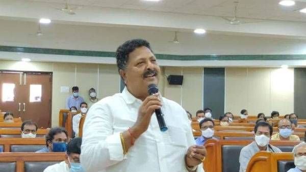 తణుకు వైసీపీలో వర్గపోరు; వెన్నుపోటు పొడుస్తున్నారని సొంతపార్టీ నేతలపై వైసీపీ ఎమ్మెల్యే కారుమూరి హాట్ కామెంట్స