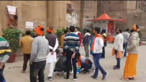 Varanasi: హిందువులకు స్వాగతం, హిందువులు కాని వాళ్లు వెళ్లిపోండి, వార్నింగ్, మోడీ ఇలాకాలో!