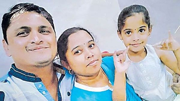 భార్య, కుమార్తెతో సాఫ్ట్‌వేర్‌ ఉద్యోగి ఆత్మహత్య.. దేవుని గదిలో పటాలు చిందరవందరగా, నుదిటిపై పెద్ద బొట్లు