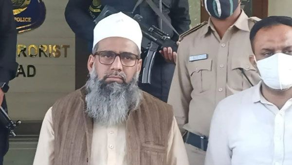 ప్రాణం తీసిన ఫేస్ బుక్ పోస్టు, బైక్ లో వెళ్లి కాల్చిపారేశారు, నిందితులతో లింక్, ముస్లీం మతగురువు అరెస్టు!