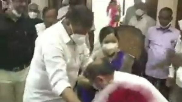 వీడియో: మంత్రి బొత్సకు ఐఎఎస్ అధికారి పాద నమస్కారం: తప్పు పట్టిన వర్ల రామయ్య