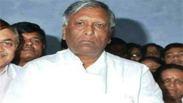 అఖిలేష్ యాదవ్ పార్టీకి మరో షాక్: బీజేపీలోకి ములాయం సింగ్ సన్నిహితుడు, మరో ఎమ్మెల్సీ కూడా