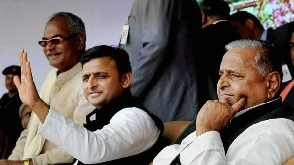 ములాయం, అఖిలేష్, స్వామి ప్రసాద్ సహా 30 మంది ఎస్పీ స్టార్ క్యాంపెయినర్లు వీరే: ఆ ముగ్గురికి షాక్