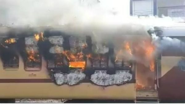 రైల్వే ఉద్యోగాల భర్తీలో అవకతవకలు: అభ్యర్థుల భారీ ఆందోళన, రైలుకు నిప్పు, రాళ్లదాడి