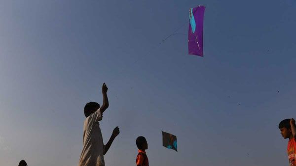 పతంగుల పండుగ షురూ.. కరోనా సమయంలోనూ సంక్రాంతి స్పెషల్ గాలిపటాలతో చిన్నారుల సందడే సందడి