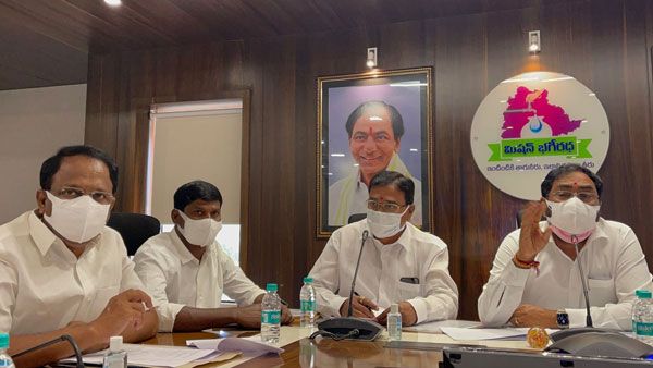 ఉమ్మడి వరంగల్ జిల్లాలో పంటనష్టాన్ని పరిశీలిస్తున్న మంత్రులబృందం .. రైతులకు అండగా ఉంటామని హామీ