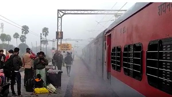 ఏపీ ఎక్స్‌ప్రెస్ దట్టమైన పొగలు: లోకోపైలట్ అప్రమత్తతో తప్పిన ముప్పు, జనం పరుగులు