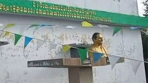 జొన్నలగడ్డలో వైఎస్ఆర్ విగ్రహం మాయం.. టీడీపీ పనే అంటూ ఆందోళనకు దిగిన వైసీపీ ఎమ్మెల్యే