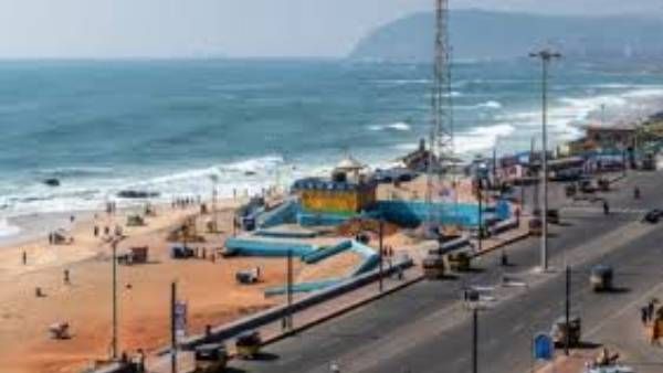 విశాఖ ఆర్కే బీచ్ వద్ద ఘోరం: ఒడిశా యువతి మృతదేహం లభ్యం