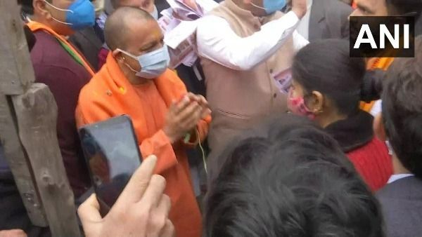 ఆంక్షలు ఉన్నా..జోరుగా: ముఖ్యమంత్రి ఇంటింటి ప్రచారం