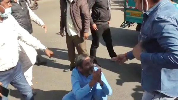 మోడీపై అసభ్య వ్యాఖ్యలు: యువకుడితో గుంజీళ్ళు తీయించి, ఉమ్మి నాకించి; బీజేపీ కార్యకర్తల అమానుషం