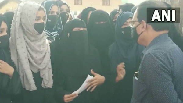 Hijab row: బుర్కాల వివాదం, ప్రభుత్వానికి నోటీసులు ఇచ్చిన హైకోర్టు, ఎమ్మెల్యేకి ఏం సంబంధం !