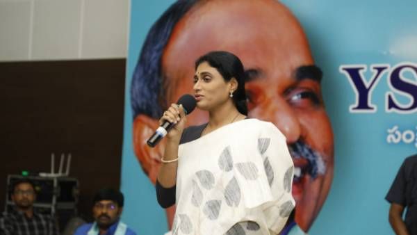 హైదరాబాద్ అభివృద్ది మరిచారు.. ఏడేళ్లలో ఏం చేశారు: షర్మిల