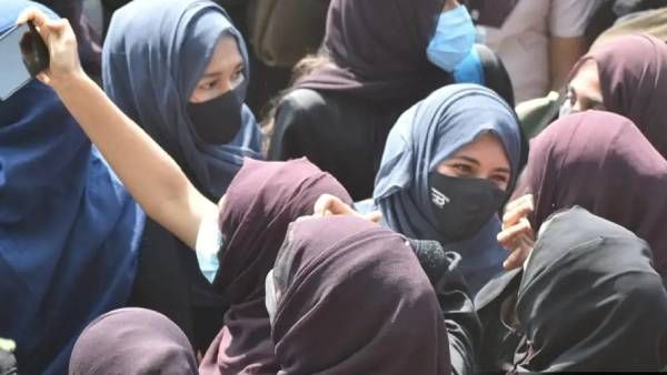 Hijab Row: హిజాబ్ vs కాషాయం, రంగంలోకి సాయుధబలగాలు, విద్యాసంస్థలు ఓపెన్ !