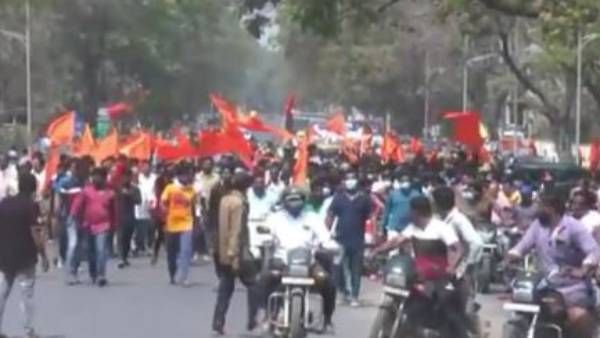 Youth: అట్టుడికిపోయిన ఊరు, ఊరేగింపులో హింస, వాహనాలు, ఆస్తులకు నిప్పు, హత్యకు ప్రతీకారంతో !