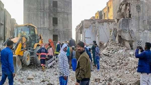 దేశ రాజధానిలో కూలిన పాత భవనం: 9 ఏళ్ల చిన్నారితోపాటు నలుగురు మృతి, శిథిలాల్లో మరికొందరు