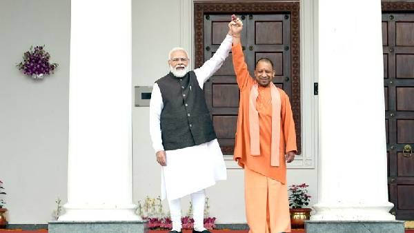 రేపే యూపీ తొలిదశ పోరు-మోడీతో విజయసంకేతం చూపుతూ ఫొటో షేర్ చేసిన యోగీ