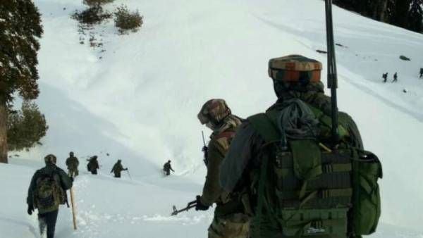 విషాదం: హిమపాతంలో చిక్కుకున్న ఏడుగురు సైనికులు మృతి