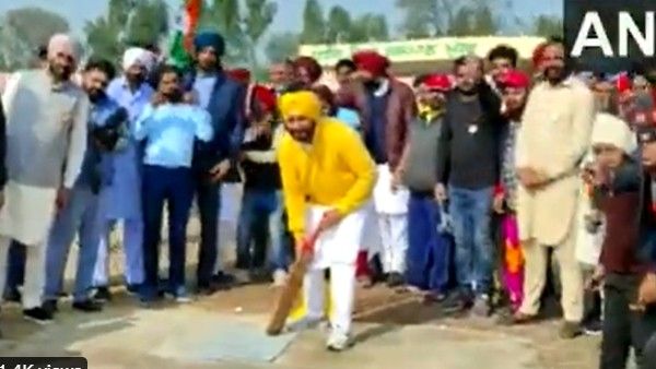 Viral Video: వృద్ధులతో పేకాట.. యువకులతో క్రికెట్ : పంజాబ్‌లో సీఎం చన్నీ సరదాలు