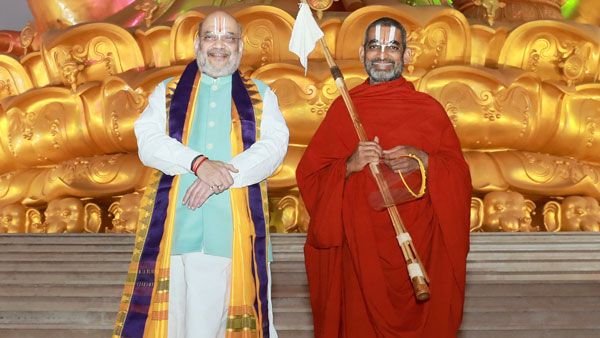 కేసీఆర్ కు భక్తి ఎక్కవ - దేవుడి వద్ద కలిసి పని చేయాలి : అమిత్ షా సమక్షంలో చినజీయర్..!!