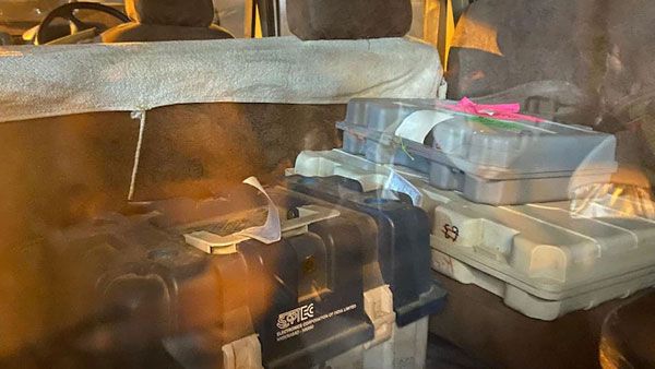 యూపీ లో ఈవీఎం కలకలం - కైరానా లో నెంబరు లేని కారులో : ఎస్పీ కార్యకర్తల గుర్తింపు ..!!