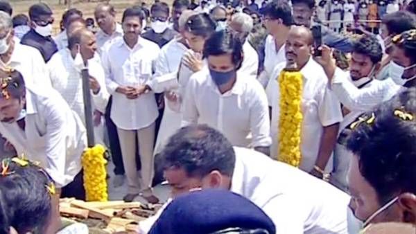 గౌతమ్ రెడ్డి అంత్యక్రియల్లో సీఎం జగన్ - భారీగా తరలివచ్చిన అభిమానులు : కన్నీటి సంద్రం..!!
