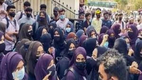 Hijab Row: కాలేజ్ లోకి హిజాబ్ లతో అమ్మాయిలు ఎంట్రీ, గేట్ బయటకు పంపించేశారు, ధర్నా !