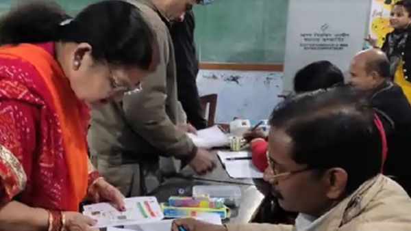 UP Polls: ఓటువేసి ఫొటో దిగి, సోషల్ మీడియాలో పోస్ట్, బీజేపీ మహిళా మేయర్‌పై కేసు