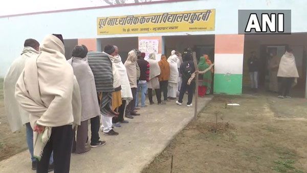 UP Elections 2022: ముజఫర్‌నగర్‌లోని పోలింగ్ బూత్ లో ఈవీఎం మొరాయింపు, సమాజ్‌వాదీ ఆరోపణల మధ్య పోలింగ్