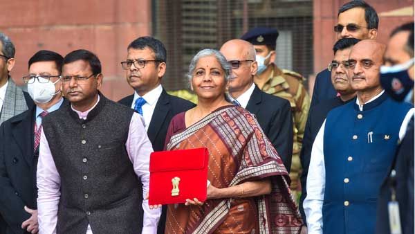 Union Budget 2022: తెలుగు తనం ఉట్టిపడింది, పోచంపల్లి చీరలో నిర్మలమ్మ, సింపుల్ !