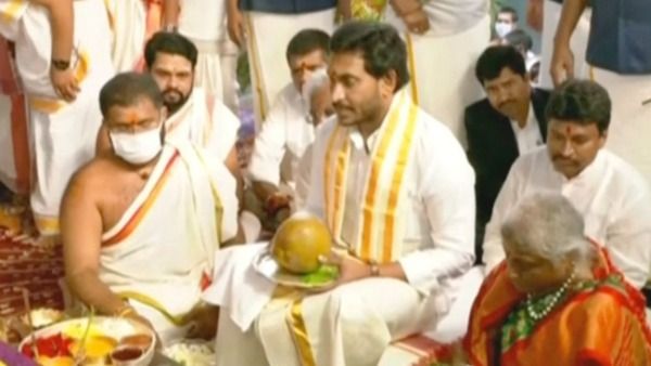 వైభవంగా జరుగుతున్న విశాఖ శారదాపీఠం ఉత్సవాలు.. రాజశ్యామల యాగంలో ఏపీ సీఎం జగన్‌