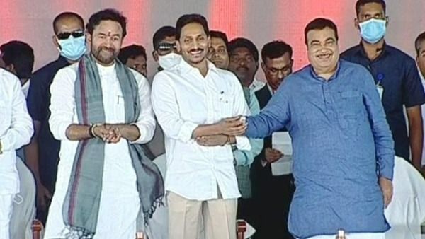 ఏపీలో 31హైవేల నిర్మాణానికి కేంద్రమంత్రి గడ్కరీ శంకుస్థాపన; బెంజ్ సర్కిల్ ఫ్లై ఓవర్ 2 ప్రారంభం
