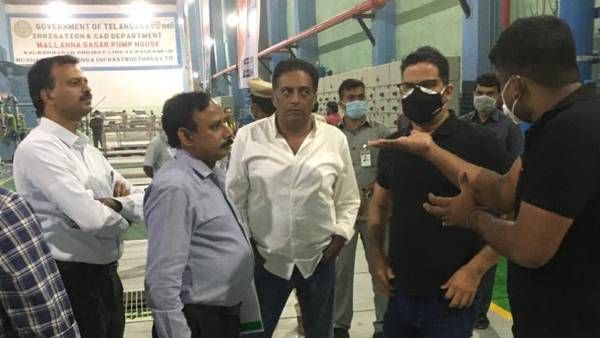 కేసీఆర్ కోసం ప్రశాంత్ కిషోర్ రంగంలోకి దిగారా?: కీలక ప్రాజెక్టుల సందర్శన, వెంట ప్రకాశ్‌రాజ్ కూడా