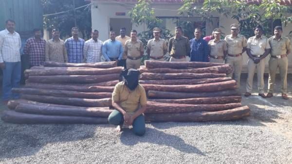 పుష్ప స్టైల్‌లో తగ్గేదేలేదన్నాడు.. పోలీసులు బెండు తీశారు: ఎర్రచందనం స్మగ్లర్ అరెస్ట్