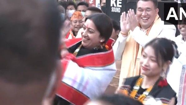 ఓట్ల కోసం తప్పట్లే: స్టెప్పులేసిన కేంద్ర మంత్రి స్మృతి ఇరానీ