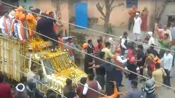 పేడ చల్లి, ఇటుక విసిరి: బీజేపీ ఎమ్మెల్యేపై ఆర్ఎల్డీ మద్దతుదారుల దాడి..