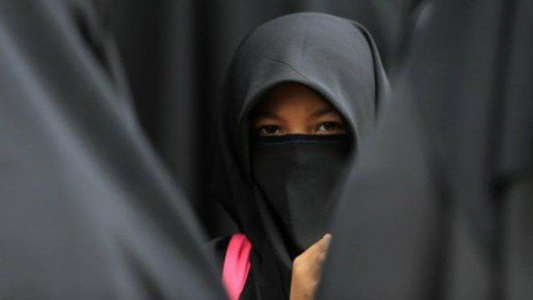 Hijab Row: హిజాబ్ తలకు చుట్టుకుంటాము, బ్రైన్ కు కాదు, షాక్ ఇచ్చిన అమ్మాయి, మంత్రి మాత్రం !