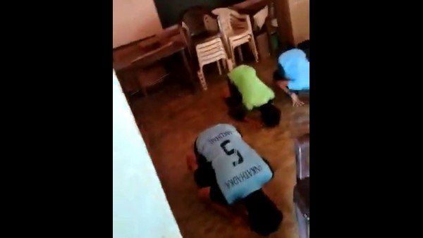 Classroom: ప్రభుత్వ స్కూల్ క్లాస్ రూమ్ లో నమాజ్, హిజాబ్ గొడవల టైమ్ లో?, వీడియో వైరల్ !