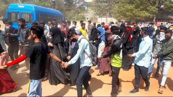 Hijab Row: జాతీయ జెండాను దింపేసి కాషాయం జెండా ఎగరేసిన విద్యార్థులు, లాఠీచార్జ్, 144 సెక్షన్ !