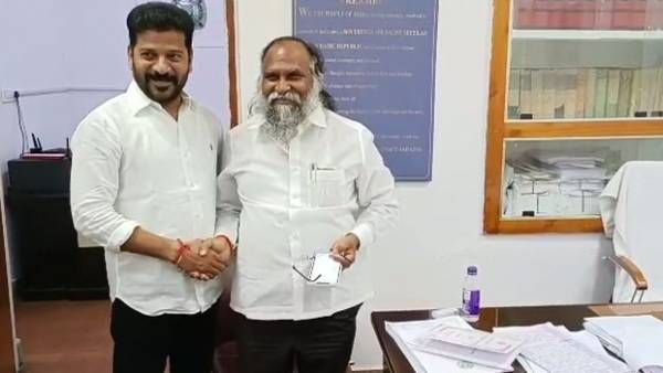 జగ్గారెడ్డి, రేవంత్ రెడ్డి ఆత్మీయ పలకరింపులు; ఫోటోలకు ఫోజులు; 20నిముషాలపాటు ఏం జరిగిందబ్బా!!