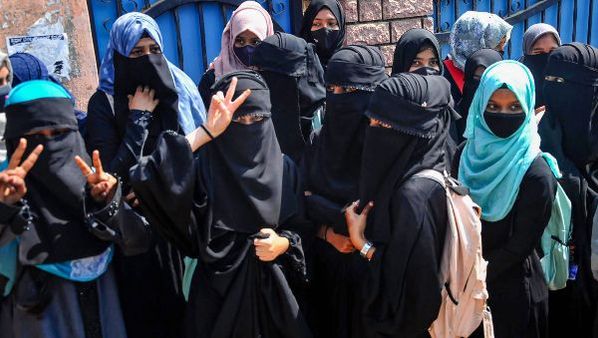 హిజాబ్ వివాదం: మరికొన్ని గంటల్లో తీర్పు..బెంగళూరులో హై అలర్ట్.. అక్కడ స్కూల్స్ బంద్