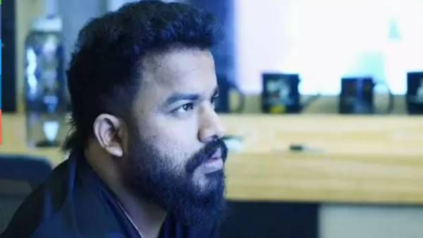 Cinema: ఫస్ట్ సినిమాకే పోయేకాలం, డైరెక్టర్ ను ఎత్తి జీపులో వేసుకుని వెళ్లిపోయిన పోలీసులు, రేప్ కేసు !