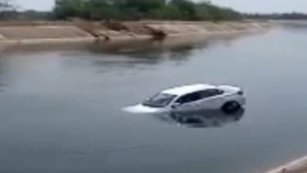 నాగార్జున సాగర్ ఎడమ కాలువలో కొట్టుకుపోతున్న హోండా సిటీ కారు: తోసేసిన ఇద్దరు!