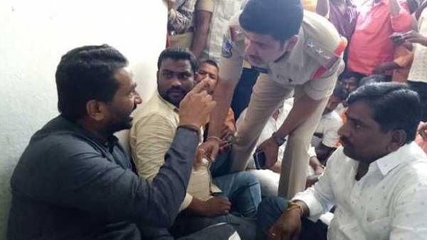పోలీస్ స్టేషన్‌లోనే బీజేపీ ఎమ్మెల్యే రఘునందన్ రావు నిరసన: మిరుదొడ్డిలో ఉద్రిక్తత