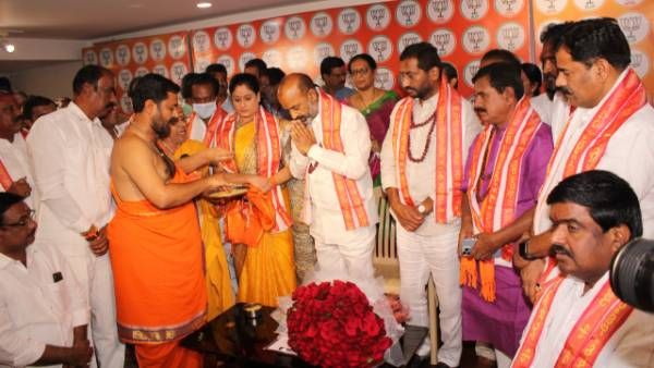 కల్వకుంట్ల పాలనను భూస్థాపితం చేస్తాం.!ఆశీర్వచన కార్యక్రమంలో బండి సంజయ్.!