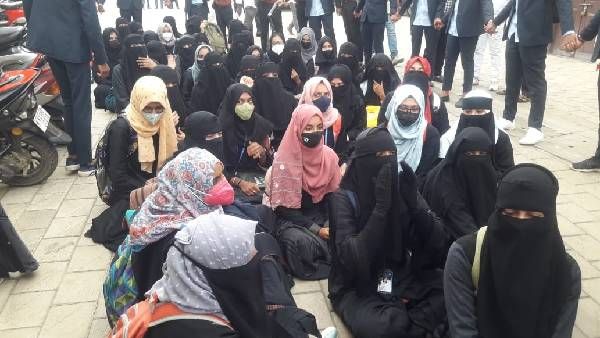 Hijab Row: పరీక్షలు బహిష్కరించిన అమ్మాయిలు, కాలేజ్ ప్రిన్సిపాల్ బెదిరిస్తున్నారని ?, హిజాబ్ తో !